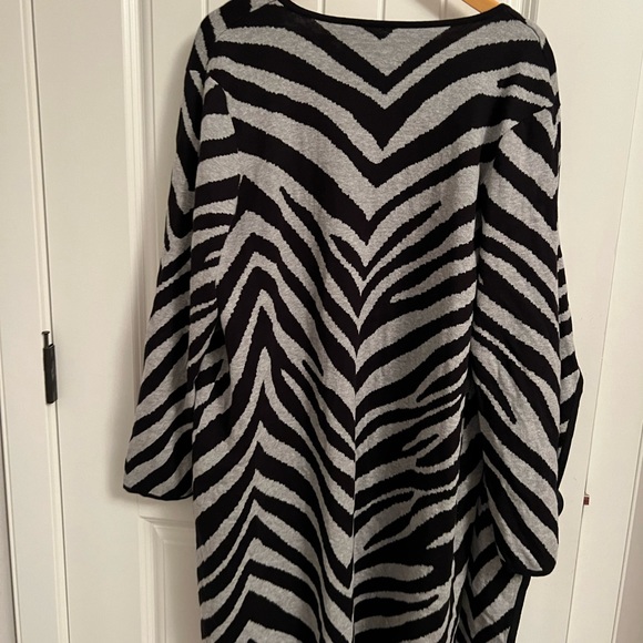 Vince Camuto zebra print sweater long - Picture 3 of 6